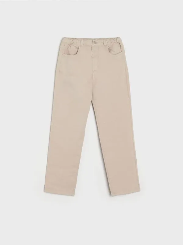 Wygodne spodnie jeansowe wykonane z bawełnianej tkaniny z domieszką elastycznych włókien. - beżowy