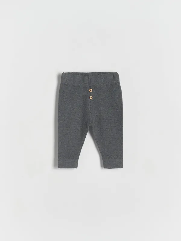 Spodnie o regularnym fasonie, wykonane z bawełnianej dzianiny. - ciemnoszary