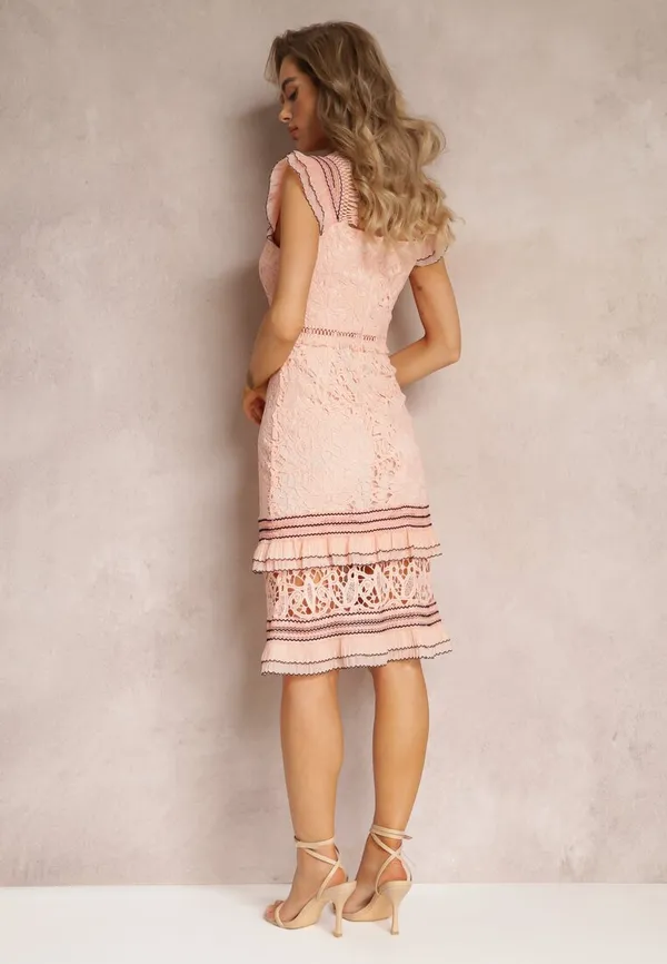 Różowa Taliowana Sukienka Midi z Głębokim Dekoltem z Ażurowej Tkaniiny Eleonota