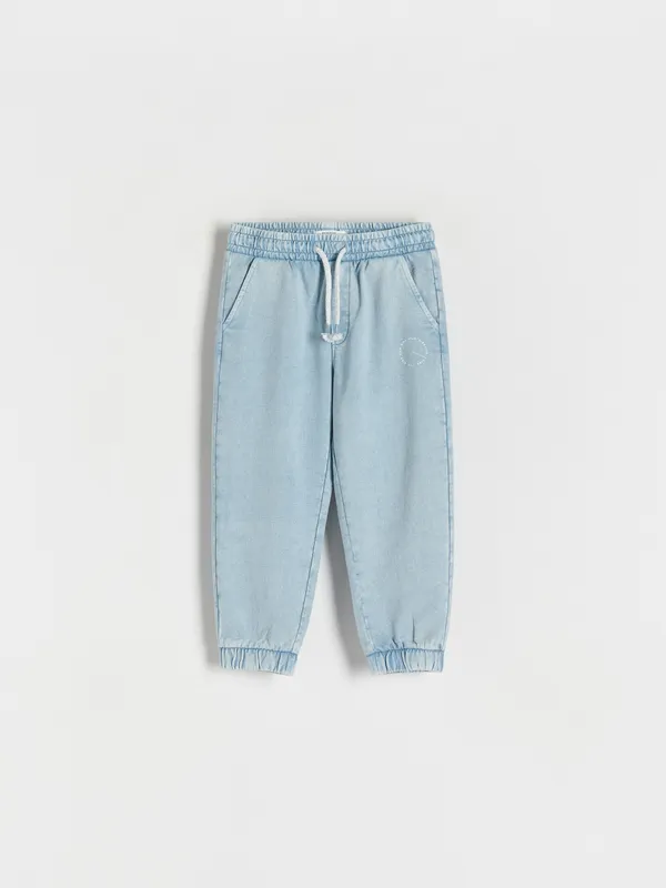 Spodnie typu jogger, wykonane z bawełnianej dzianiny z efektem sprania. - niebieski