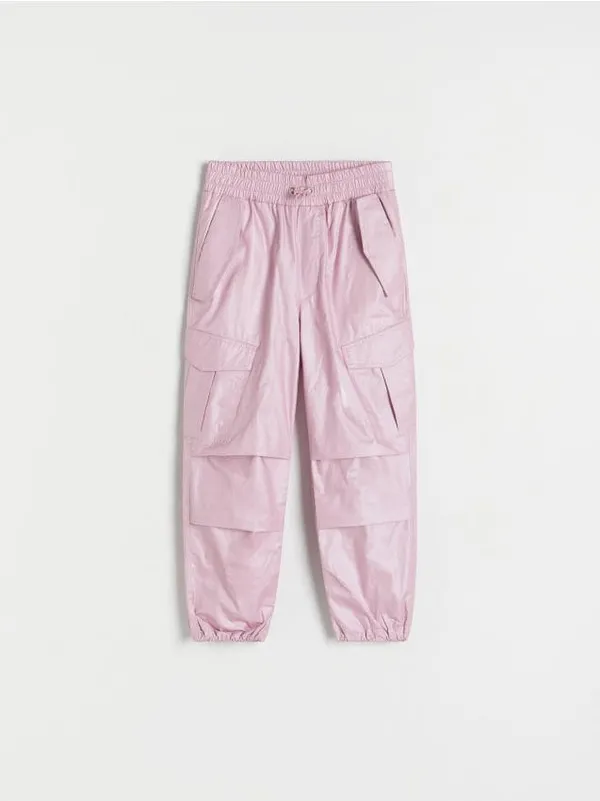 Spodnie typu parachute, wykonane z bawełnianej tkaniny. - różowy