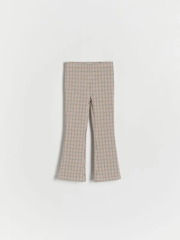 Spodnie typu flare, wykonane z prażkowanej dzianiny z domieszką wiskozy. - beżowy