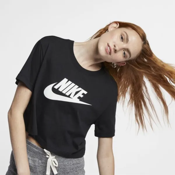 Damski T-shirt o krótkim kroju Nike Sportswear Essential - Czerń