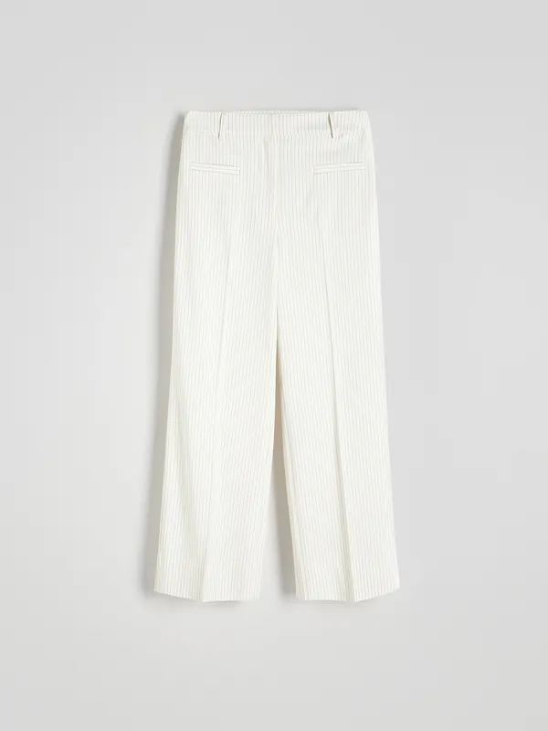 Spodnie o prostym fasonie, wykonane z gładkiej tkaniny z dodatkiem wiskozy. - biały
