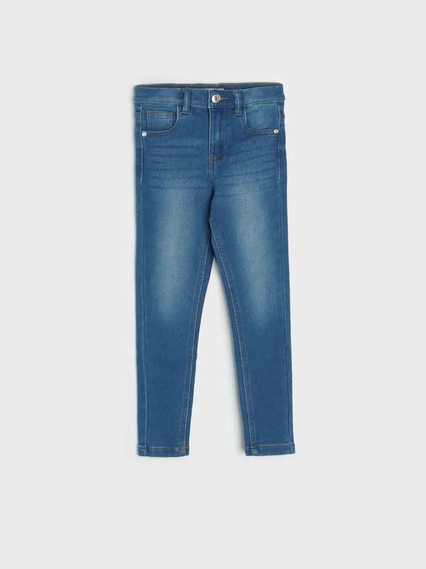 Wygode jeansy wykonane z miękkiej, denimowej dzianiny. - niebieski
