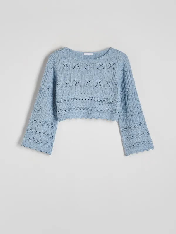Sweter o swobodnym, krótszym fasonie, wykonany z dzianiny z bawełną. - jasnoniebieski