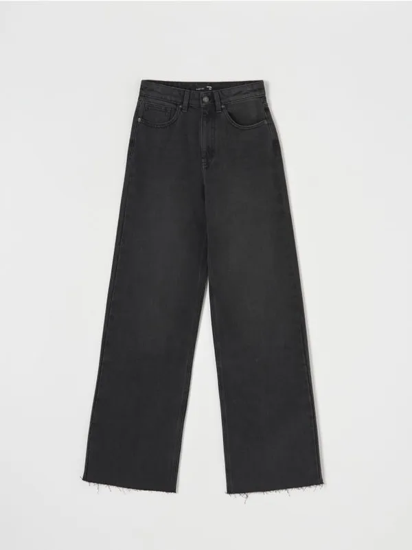Spodnie jeansowe z szerokimi nogawkami, uszyte z bawełny z dodatkiem delikatnej dla skóry wiskozy. - czarny