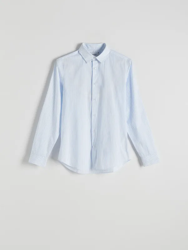 Koszula o dopasowanym kroju, wykonana z bawełnianej tkaniny. - jasnoniebieski