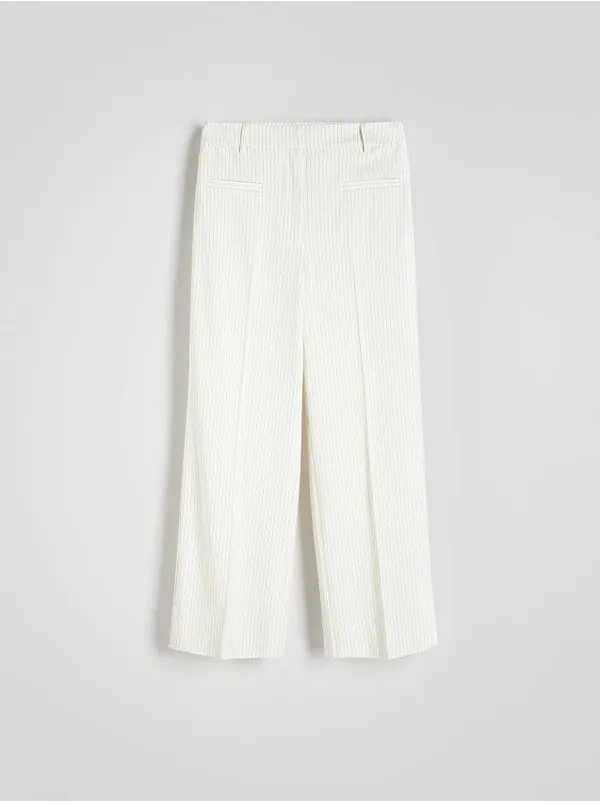Spodnie o prostym fasonie, wykonane z gładkiej tkaniny z dodatkiem wiskozy. - biały