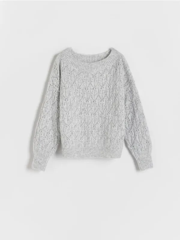 Sweter o swobodnym fasonie, wykonany z dzianiny z domieszką wełny i metalizowaną nicią. - jasnoszary