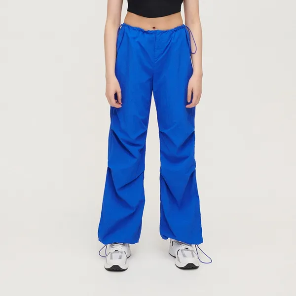 Kobaltowe spodnie joggery parachute - Niebieski