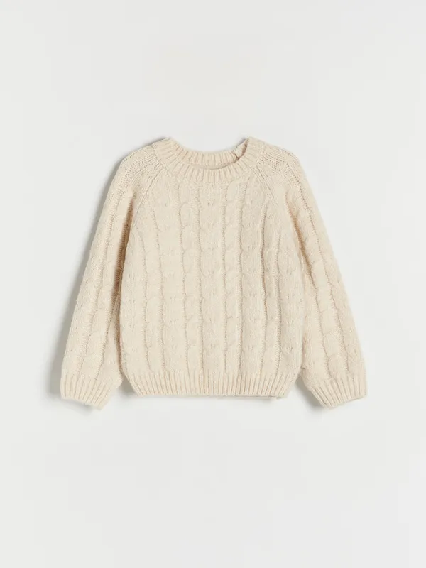 Sweter o klasycznym kroju, wykonany z dzianiny z domieszką bawełny. - złamana biel