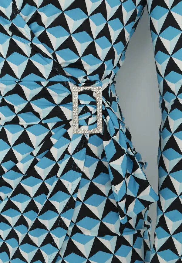 Niebieska Dopasowana Sukienka w Geometryczny Wzór z Ozdobnym Wiązaniem Ashlesha