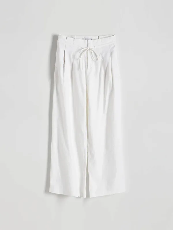 Spodnie o sowbodnym fasonie, uszyte z tkaniny z lnem oraz wiskozą. - złamana biel