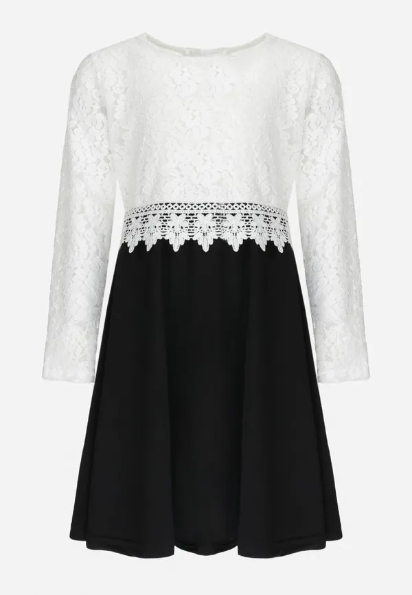 Czarno-Biała Rozkloszowana Sukienka z Ażurową Górą i Długim Rękawem Zanithia