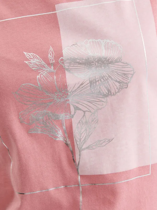 T-shirt damski z kwiatowym nadrukiem