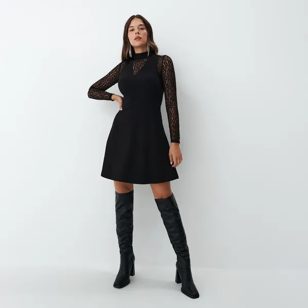 Czarna sukienka mini z koronkową wstawką - Czarny