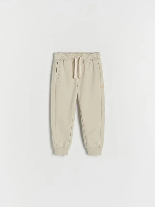 Spodnie typu jogger, wykonane z przyjemnej w dotyku, bawełnianej dzianiny. - beżowy