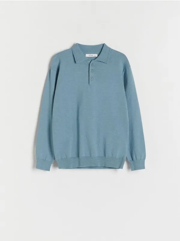 Lekki sweter typu polo o regularnym fasonie, wykonany z przyjemnej w dotyku, bawełnianej dzianiny. - niebieski