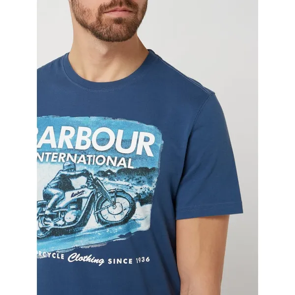 Barbour International™ T-shirt o kroju tailored fit z nadrukiem model ‘Archive Downforce’