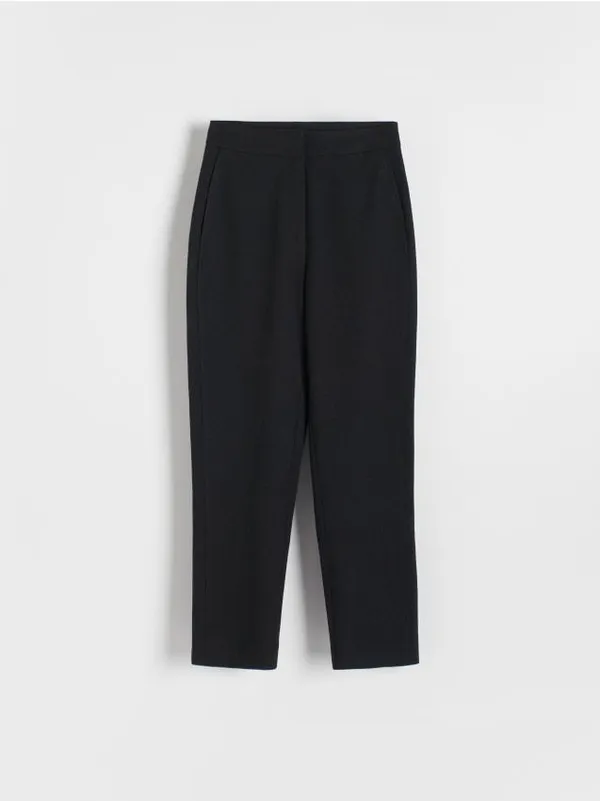 Spodnie o prostym fasonie, wykonane z melanżowej tkaniny z domieszką wiskozy. - czarny