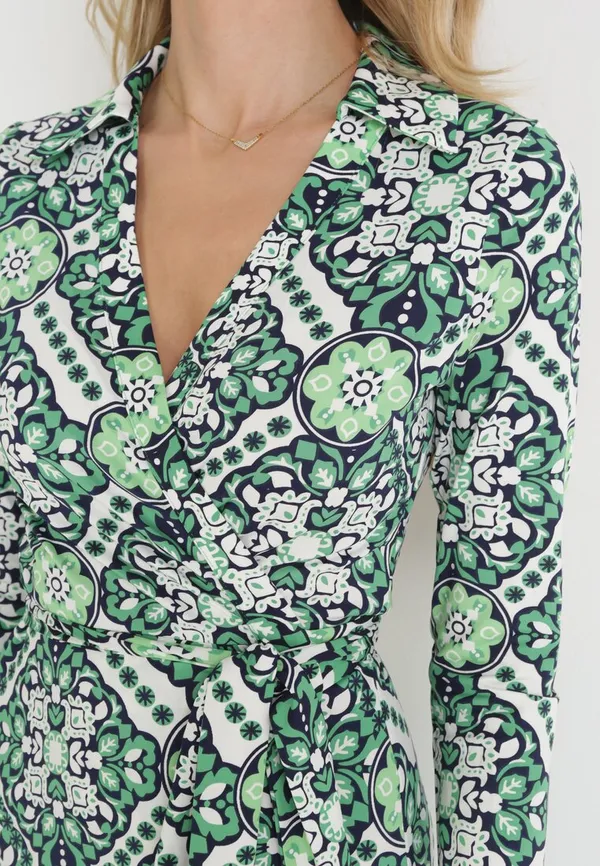 Zielona Sukienka Kopertowa z Głębokim Rozcięciem na Dole Karilina