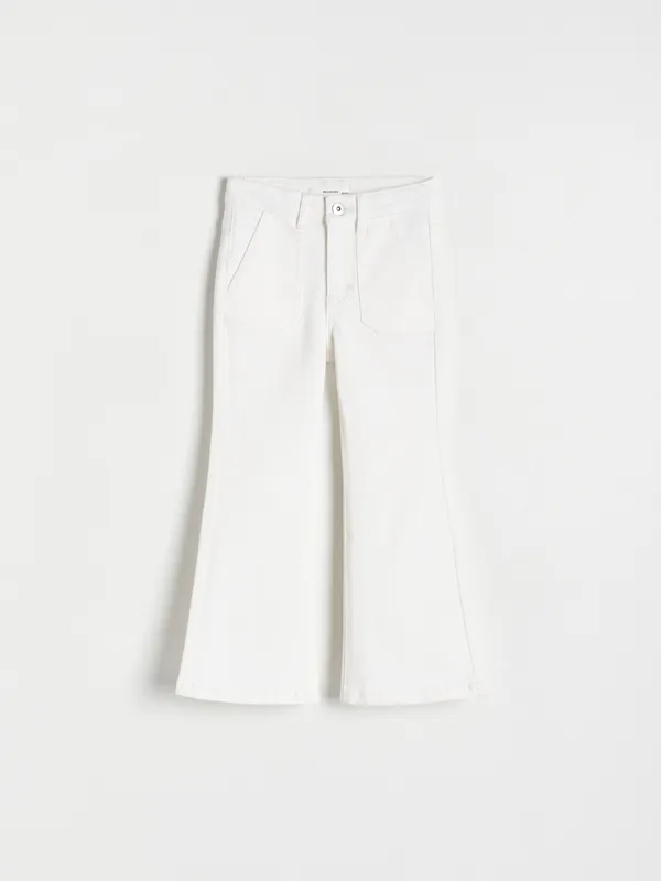Jeansy typu flare, uszyte z bawełnianej tkaniny z dodatkiem elastycznych włókien. - złamana biel