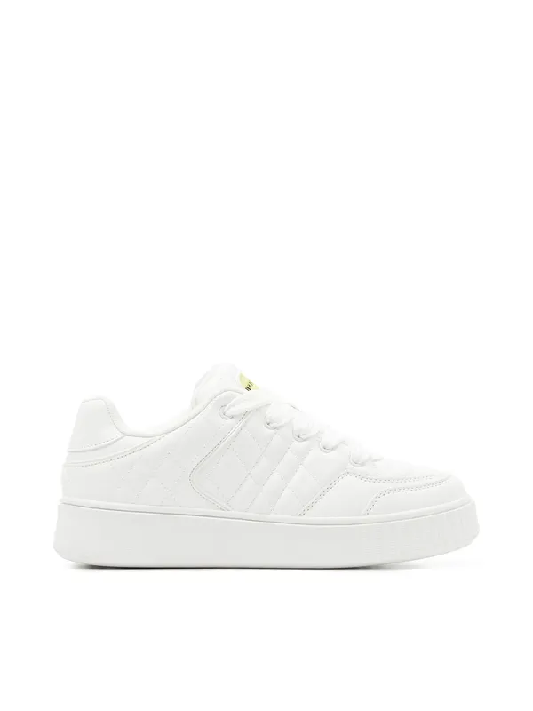 Białe sneakersy