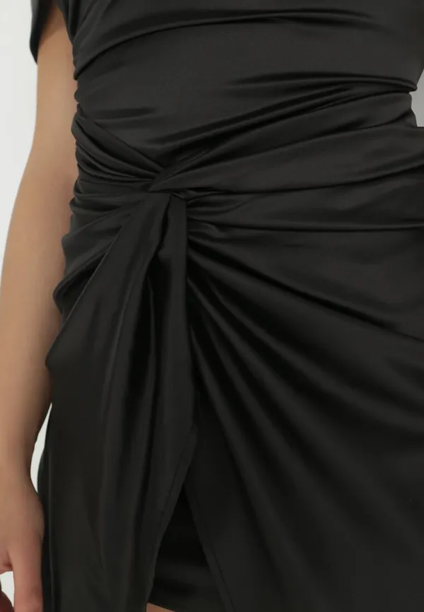 Czarna Sukienka Asymetryczna z Satyny Zdobiona Supełkiem Fano