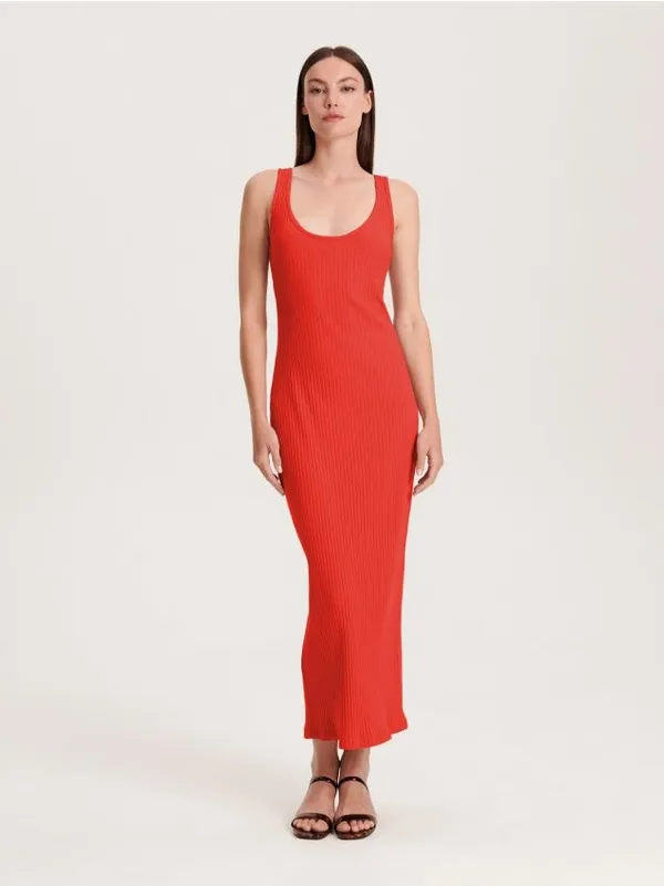 Sukienka o dopasowanym fasonie typu bodycon, wykonana z miękkiej, elastycznej dzianiny w prążek. - czerwony