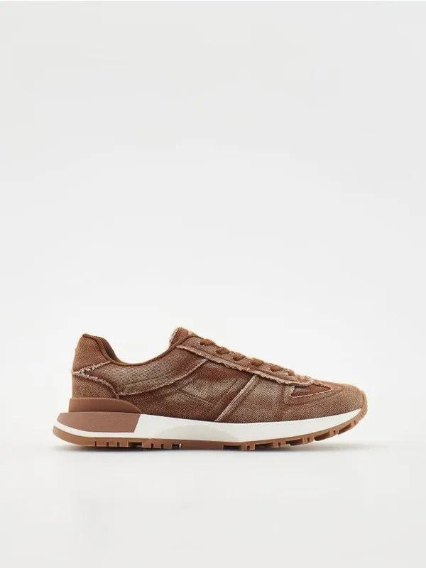 Buty typu sneakersy, wykonane z bawełny. - brązowy