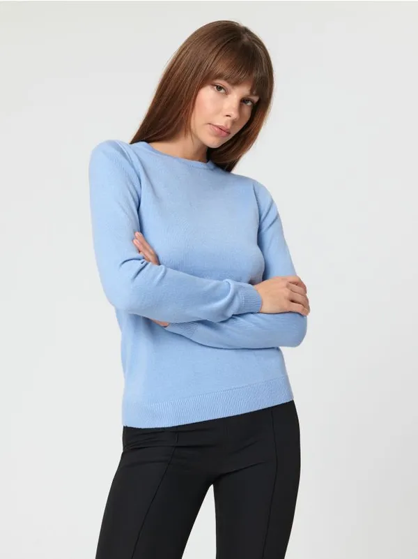 Klasyczny sweter o prostym kroju, zakończony ściągaczami. - błękitny
