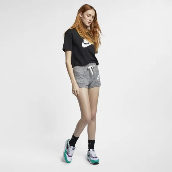 Damski T-shirt o krótkim kroju Nike Sportswear Essential - Czerń