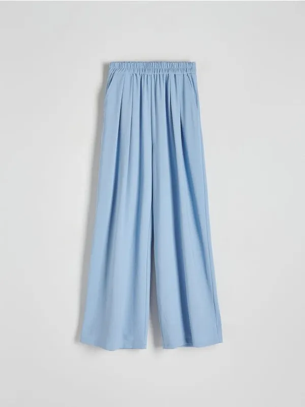Spodnie o swobodnym fasonie, wykonane z gładkiej i przyjemnej w dotyku tkaniny. - jasnoniebieski