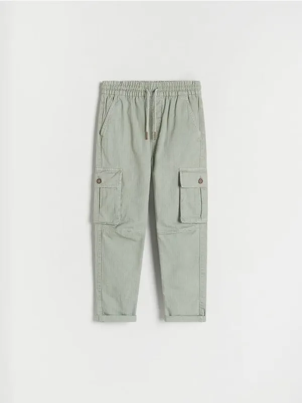 Spodnie typu cargo, wykonane z bawełnianej tkaniny z efektem sprania. - zielony
