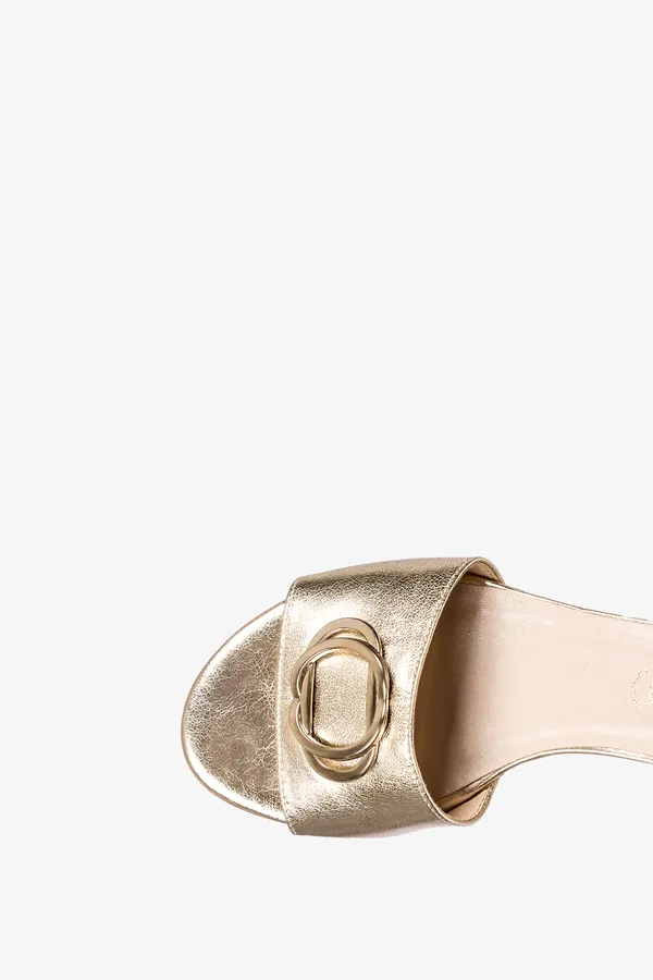 Złote sandały skórzane na klocku z zakrytą piętą pasek wokół kostki ozdoba produkt polski casu 2589-703