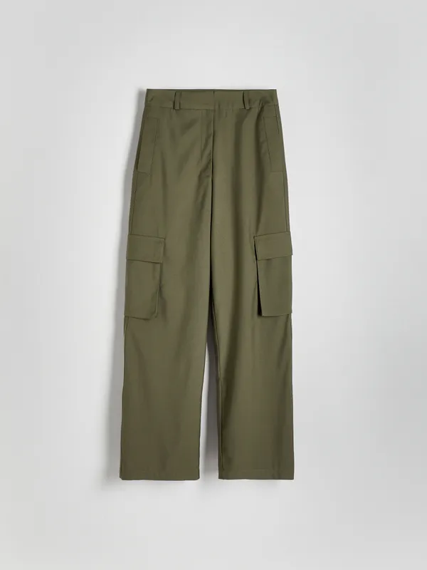 Spodnie o prostym fasonie, wykonane z gładkiej tkaniny z domieszką wiskozy. - zielony