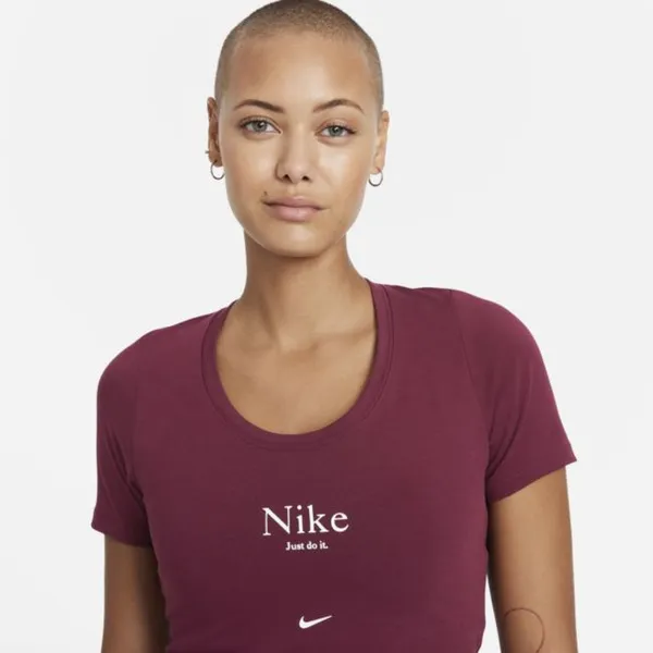 Damska koszulka z krótkim rękawem i o skróconym kroju Nike Sportswear Essential - Czerwony