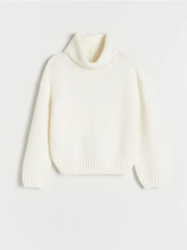 Sweter o prostym fasonie, wykonany z gładkiej dzianiny. - złamana biel