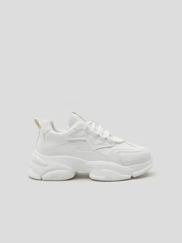 Białe sneakersy z wysoką cholewką, wykonane z imitacji skóry. - biały