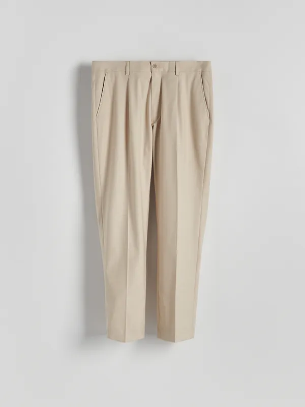 Spodnie garniturowe o dopasowanym kroju z kolekcji PREMIUM, wykonane z tkaniny z wiskozą. - beżowy