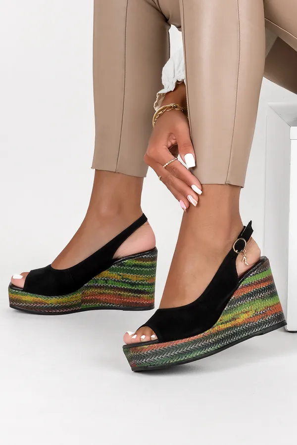 Czarne sandały skórzane damskie na kolorowym koturnie z ozdobą produkt polski casu 2336