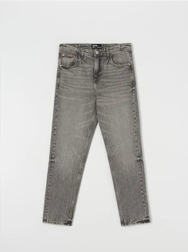 Wygodne jeansy o kroju comfort wykonane z bawełnianej tkaniny. - szary