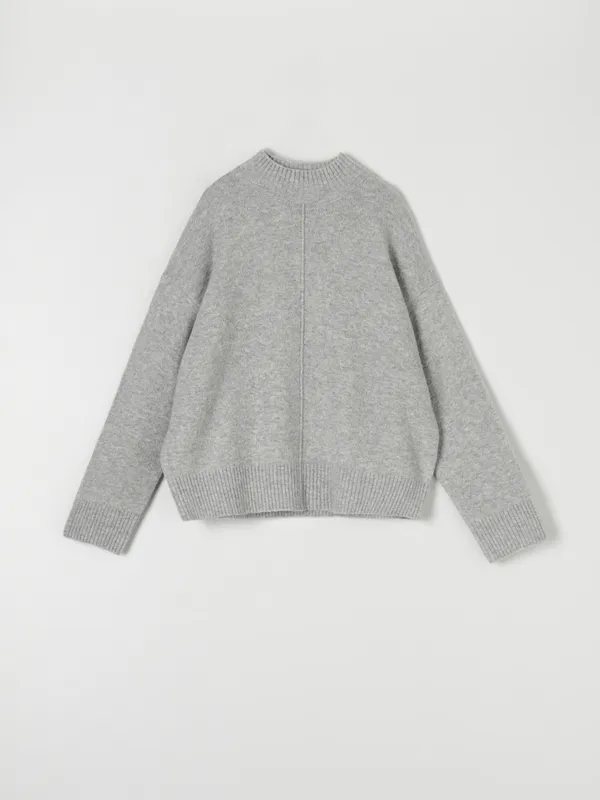 Miękki sweter ze stójką uszyty z szybkoschnącego materiału z domieszką elastycznych włókien. - szary