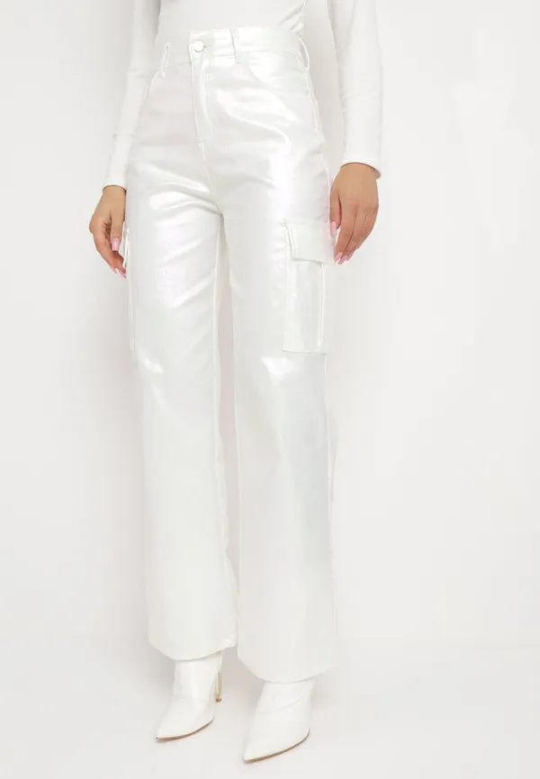 Białe Spodnie Bojówki z Metalicznym Połyskiem i Bocznymi Kieszeniami Ommess