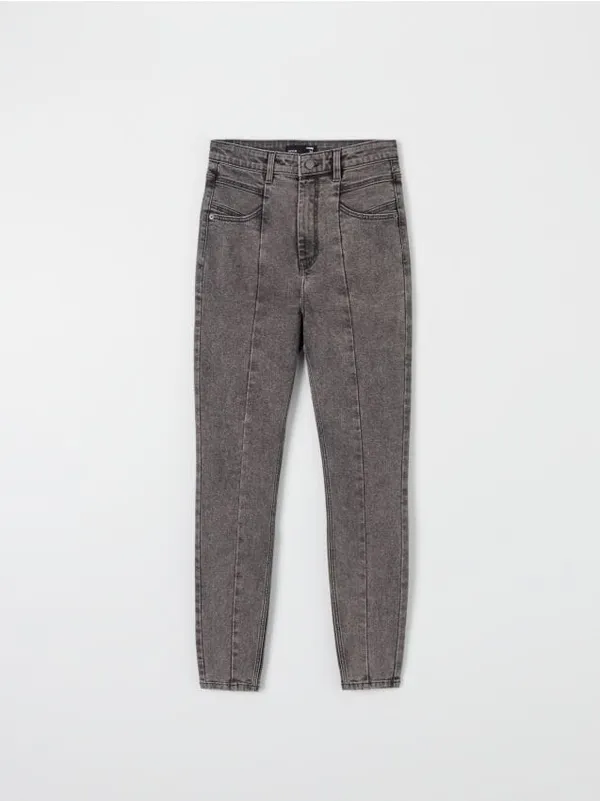 Wygodne jeansy skinny wykonane z miękkiej, elastycznej tkaniny. - szary