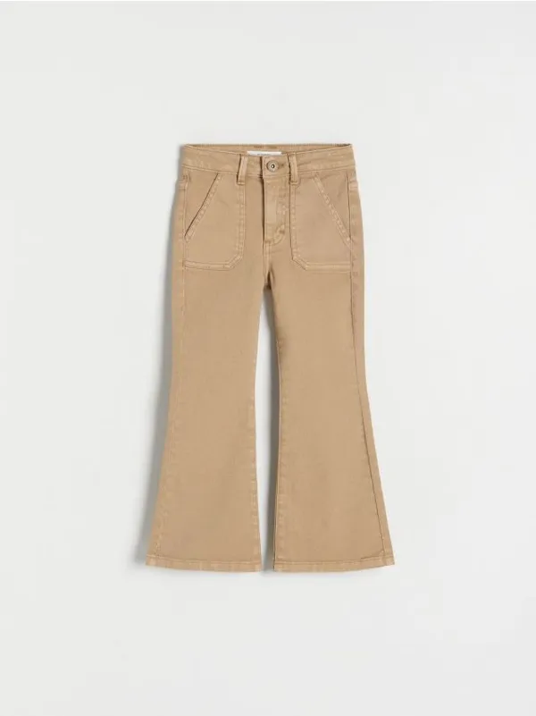 Jeansy typu flare, uszyte z bawełnianej tkaniny z dodatkiem elastycznych włókien. - beżowy