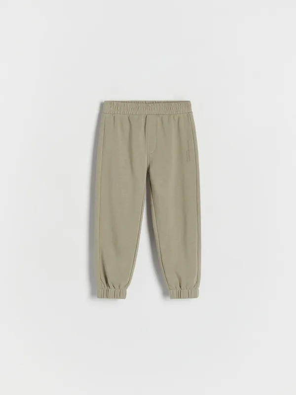 Dresowe spodnie typu jogger, wykonane z gładkiej, bawełnianej dzianiny. - oliwkowy