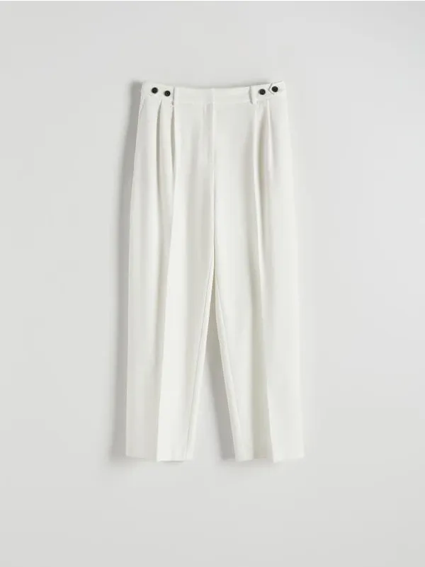 Spodnie typu cygaretki, uszyte z tkaniny z dodatkiem wiskozy. - biały