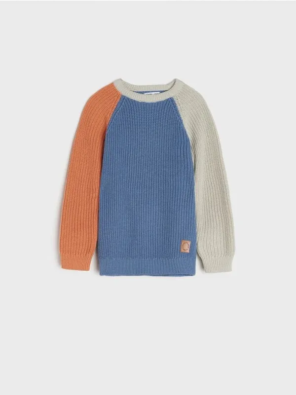 Trzykolorowy sweter wykonany z bawełnianej dzianiny. Ozdobiony naszywką. - wielobarwny